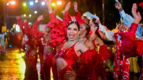 En la foto: Bailarines de salsa